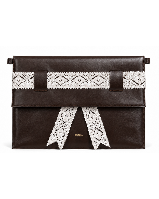 B U N I A Maxi Brown Clutch na laptop – zdjęcie produktowe na białym tle